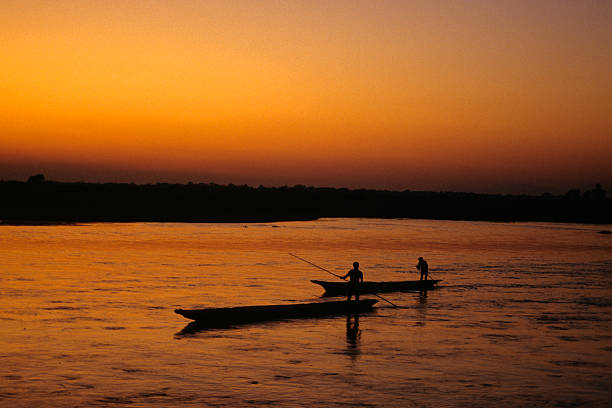 네팔 강에서 작은 보트 - logboat 뉴스 사진 이미지