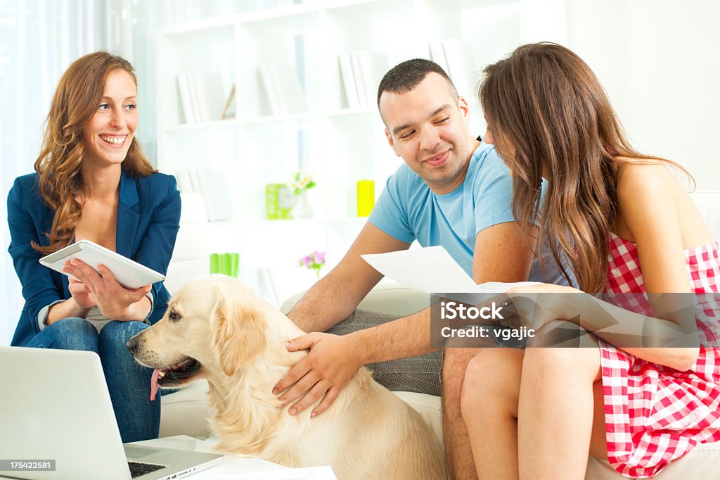 Casal em reunião com um Consultor financeiro. - Foto de stock de Corretor de Seguros royalty-free