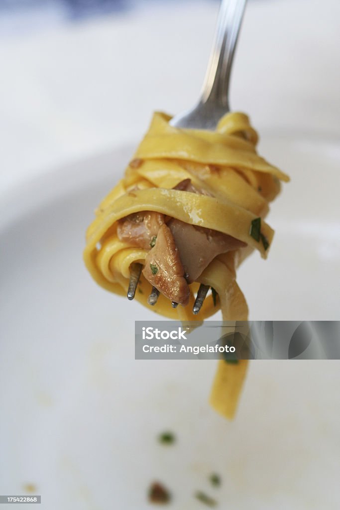 Embranchement avec des pâtes tagliatelle - Photo de Fettuccini libre de droits