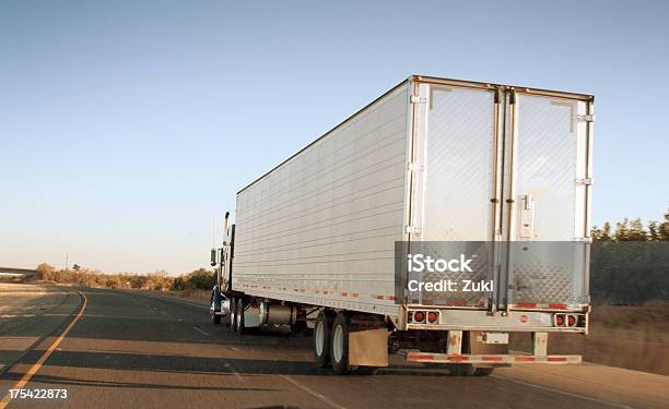 장거리 여행에서 세미 트럭에 대한 스톡 사진 및 기타 이미지 - 세미 트럭, 이동해 다님, 고속도로