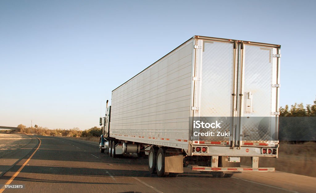 A longa distância - Foto de stock de Caminhão articulado royalty-free