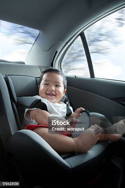 Feliz Bebé Na Cadeirinha De Criança Para Carro - Fotografias de stock e mais imagens de Cadeirinha de Criança para Carro - Cadeirinha de Criança para Carro, Asiático e indiano, Bebé