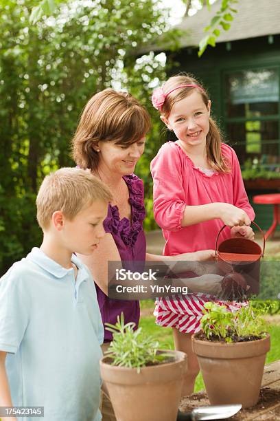 Matka Pomagając Dzieciom Sadzenie Kwiatów I Ogrodnictwo Vt - zdjęcia stockowe i więcej obrazów 10-11 lat
