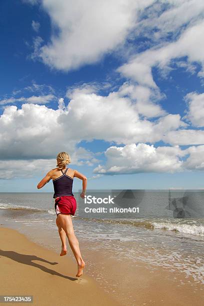 Donna In Esecuzione Sulla Spiaggia - Fotografie stock e altre immagini di Acqua - Acqua, Adulto, Aerobica