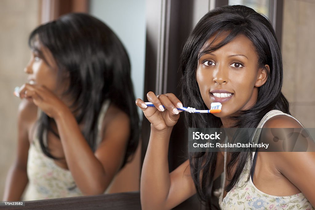 Kobieta szczotkowanie zębów. - Zbiór zdjęć royalty-free (20-29 lat)