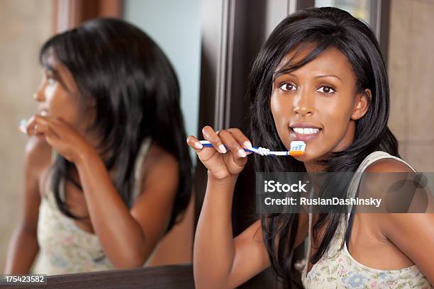 Kobieta Szczotkowanie Zębów - zdjęcia stockowe i więcej obrazów 20-29 lat - 20-29 lat, Afrykanin, Brązowe włosy