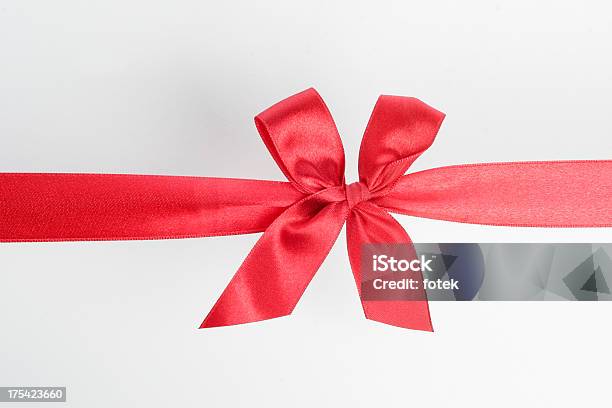 Laço Vermelho - Fotografias de stock e mais imagens de Aniversário - Aniversário, Aniversário especial, Cetim