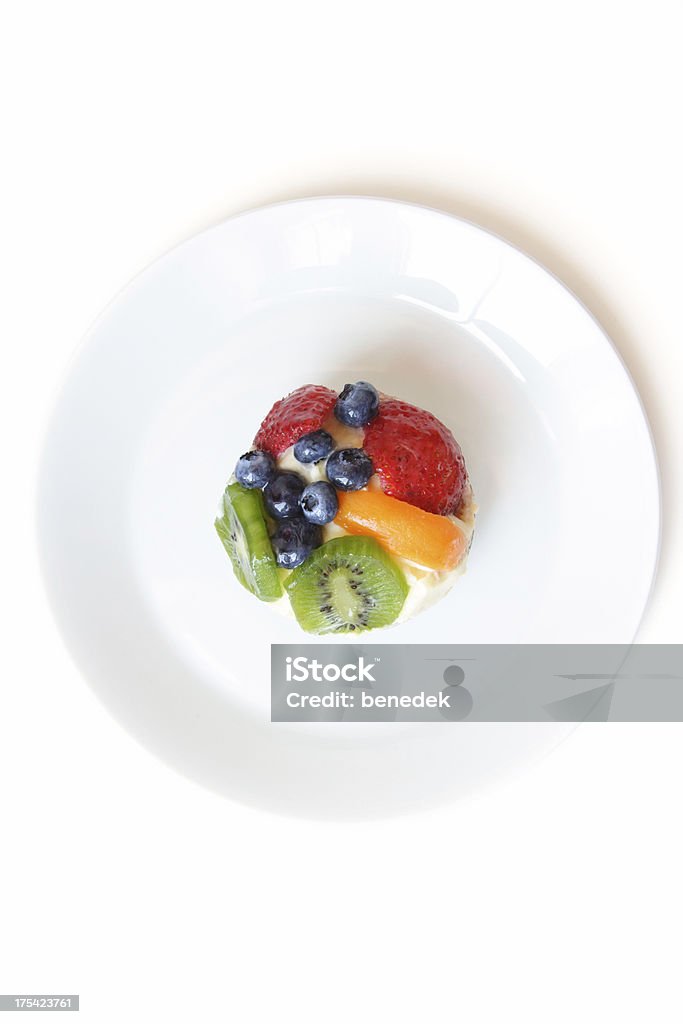 Una Crostata di frutta su un piatto bianco - Foto stock royalty-free di Bianco
