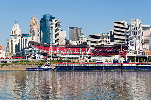 lungofiume di cincinnati skyline con il great american ballpark - cincinnati foto e immagini stock