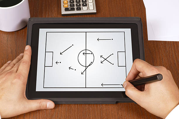 piano di gioco - strategy coach soccer digital tablet foto e immagini stock