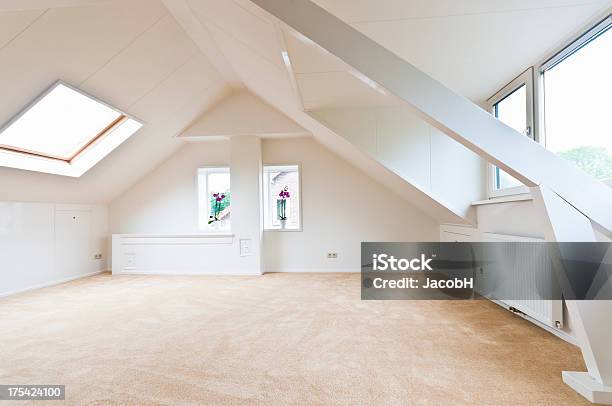 Leeren Zimmer Stockfoto und mehr Bilder von Dachgeschoß - Dachgeschoß, Teppich, Wohnraum