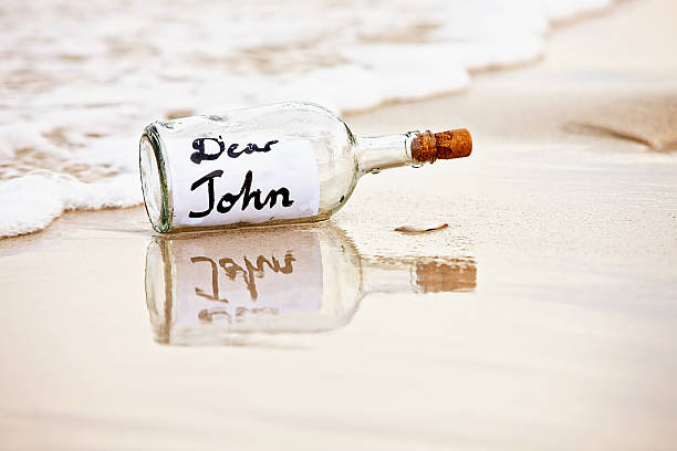 дорогой john начинается разрыв из сообщение в бутылке на пляже - stranded message in a bottle island document стоковые фото и изображения
