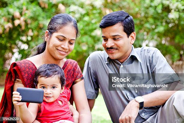 陽気なインドの 3 つのアジアの家族 - 1歳以上2歳未満のストックフォトや画像を多数ご用意 - 1歳以上2歳未満, 25-29歳, 30-34歳