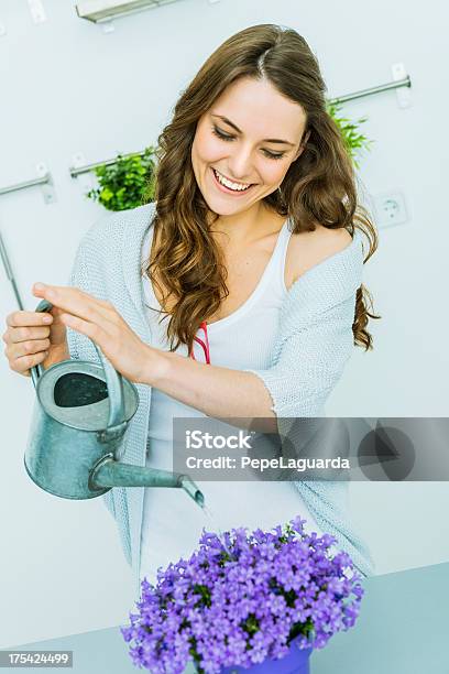 Mulher Regar As Plantas - Fotografias de stock e mais imagens de 20-24 Anos - 20-24 Anos, Adulto, Ambientalista