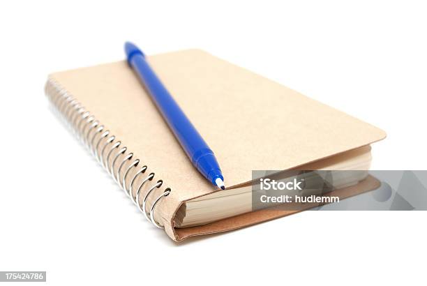 Cuaderno Y Un Lápiz De Punta De Fieltro Foto de stock y más banco de imágenes de Aprender - Aprender, Archivo, Artículo de papelería