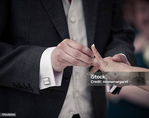 Foto de Casamento Troca De Anéis e mais fotos de stock de Abotoadura - Abotoadura, Acontecimentos da Vida, Adulto