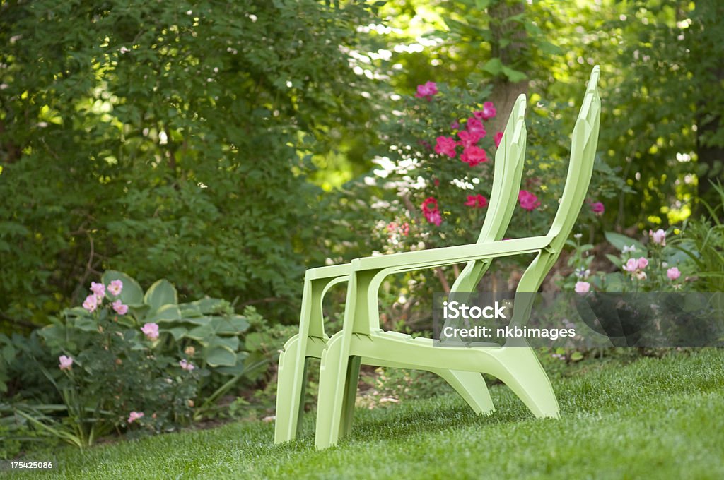 Dos sillas en un jardín de verano. - Foto de stock de Aire libre libre de derechos
