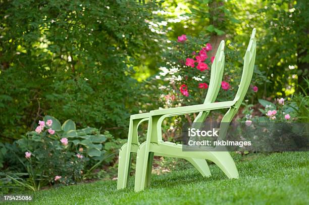 Dos Sillas En Un Jardín De Verano Foto de stock y más banco de imágenes de Aire libre - Aire libre, Asiento, Color - Tipo de imagen