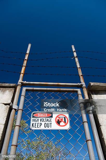 Portão De Segurança - Fotografias de stock e mais imagens de Central Elétrica - Central Elétrica, Cerca, Isolado