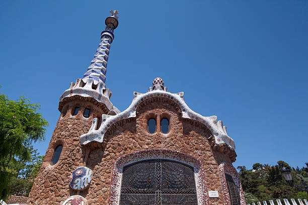 istock Entrance building to Parc Guell 175425425