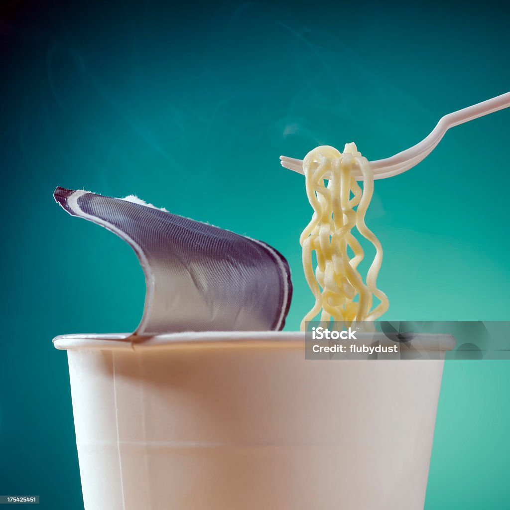 Tazza noodle istantanei - Foto stock royalty-free di Tazza