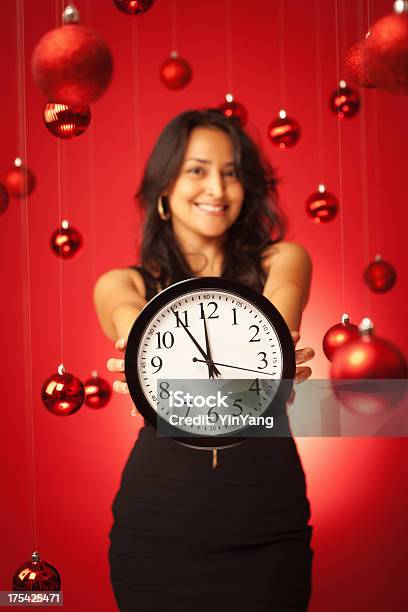 히스패닉계 모델 쥠 크리스마스 쇼핑 마감일 시간기록계 Vt 벽 시계에 대한 스톡 사진 및 기타 이미지 - 벽 시계, 여자, 크리스마스