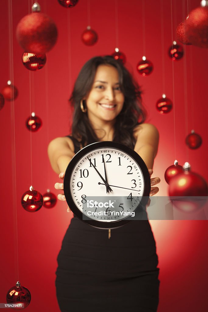 Латиноамериканцы модели держит рождественские покупки срок время часы Vt - Стоковые фото Женщины роялти-фри