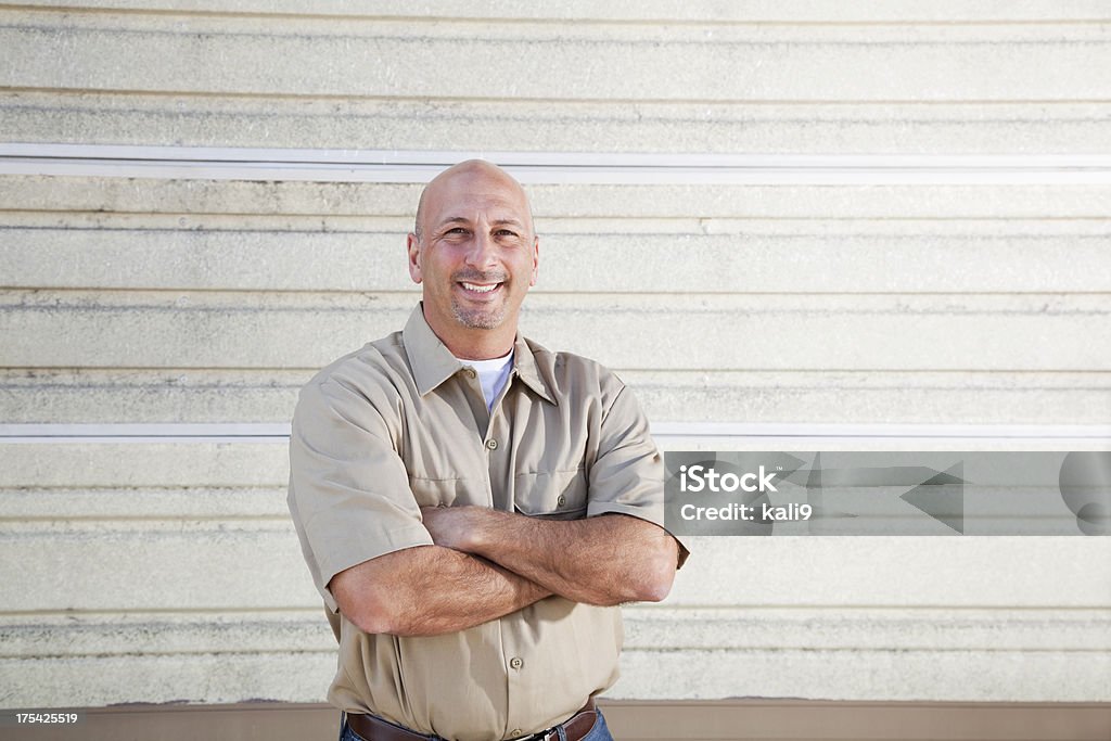 Arbeiter stehend vor warehouse nebenan - Lizenzfrei Männer Stock-Foto