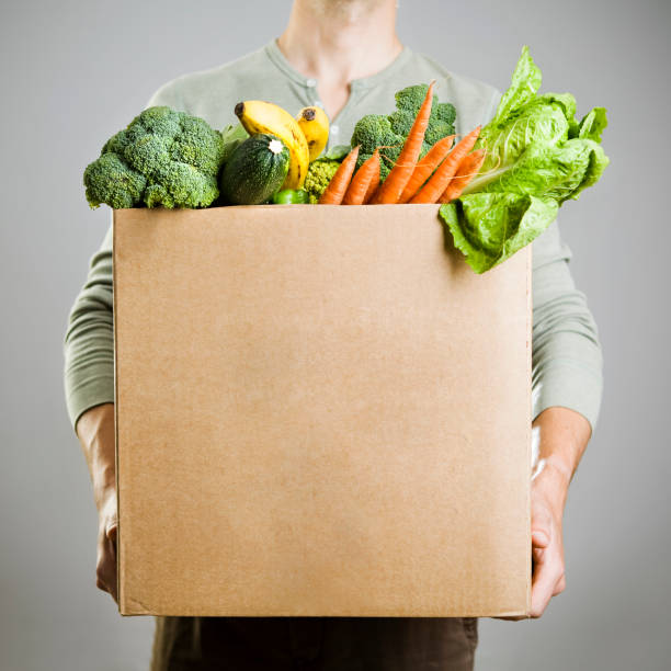 scatola con verdure - paper bag groceries food vegetable foto e immagini stock