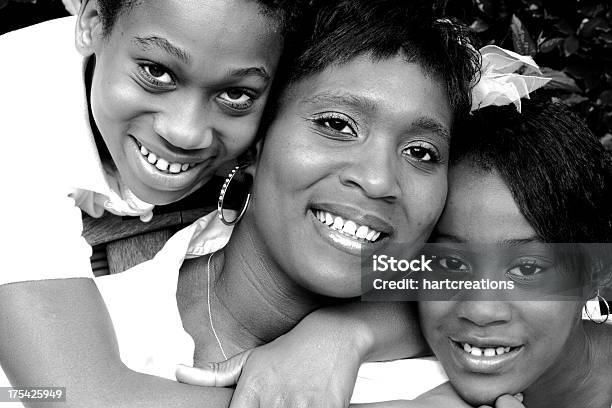 Madre Y Sus Hijos Foto de stock y más banco de imágenes de Abrazar - Abrazar, Adolescencia, Adolescente