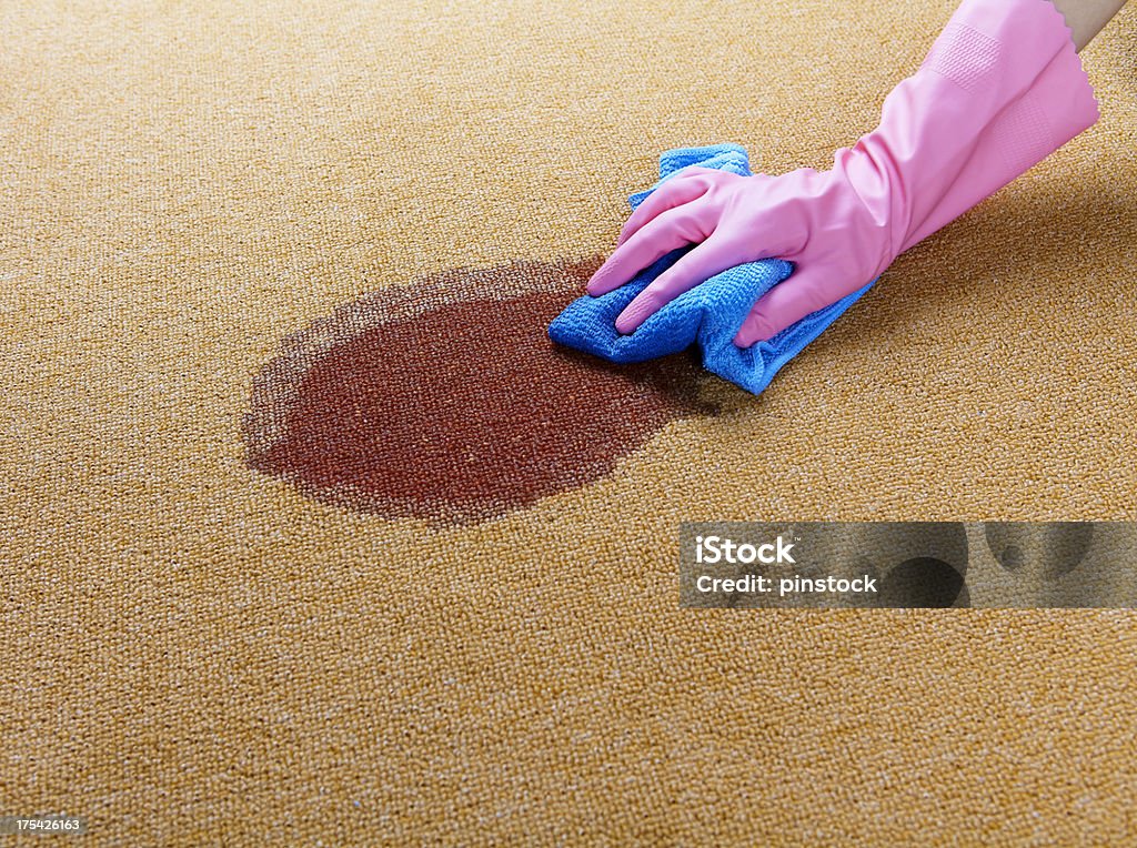 Usa guantes de limpieza un lugar en piso con fregadero - Foto de stock de Moqueta libre de derechos