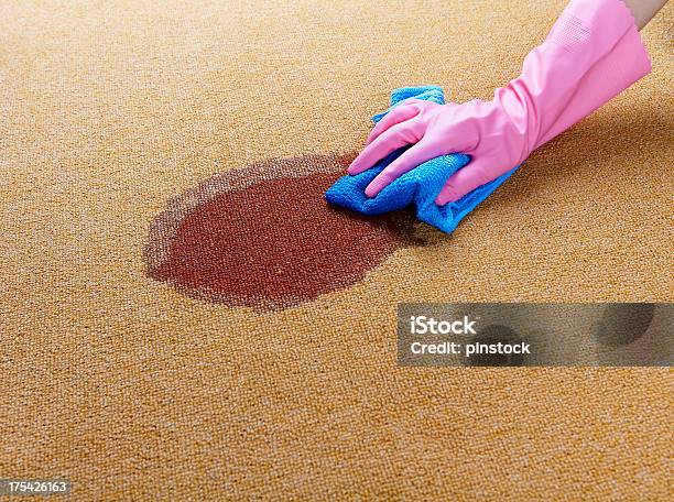 Usa Guantes De Limpieza Un Lugar En Piso Con Fregadero Foto de stock y más banco de imágenes de Limpiar