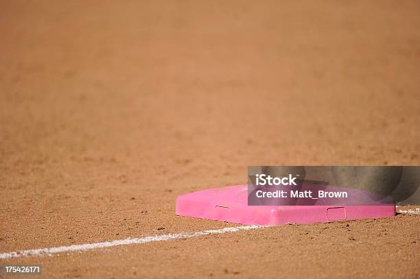 Base De Softball Foto de stock y más banco de imágenes de Aire libre - Aire libre, Base - Artículos deportivos, Campo - Lugar deportivo