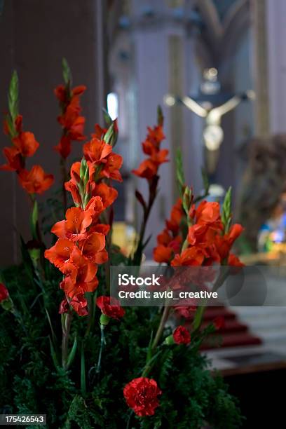 Rojo Flores En La Catedralvertical Foto de stock y más banco de imágenes de Catedral - Catedral, Conceptos, Cristianismo