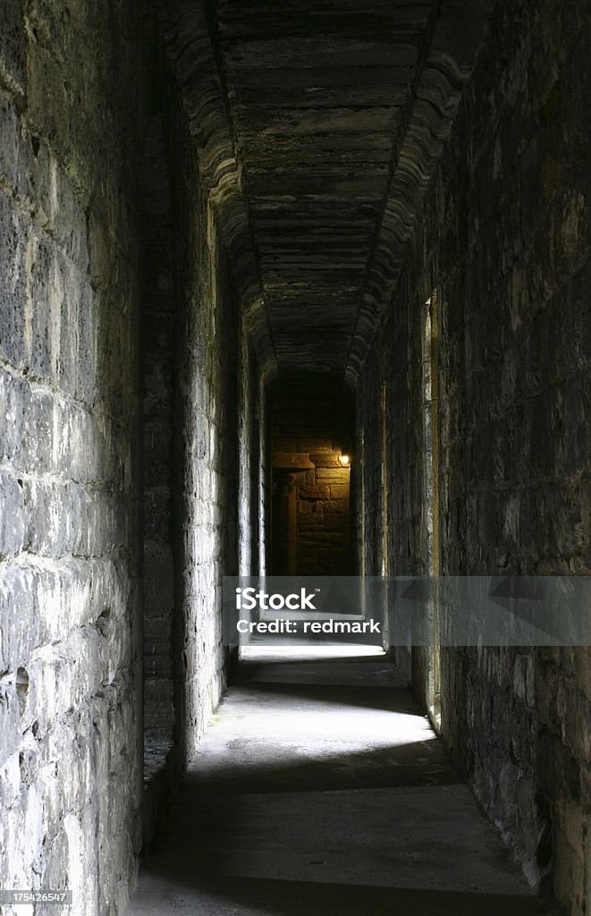 Periodo medievale corridoio il dungeon - Foto stock royalty-free di Castello