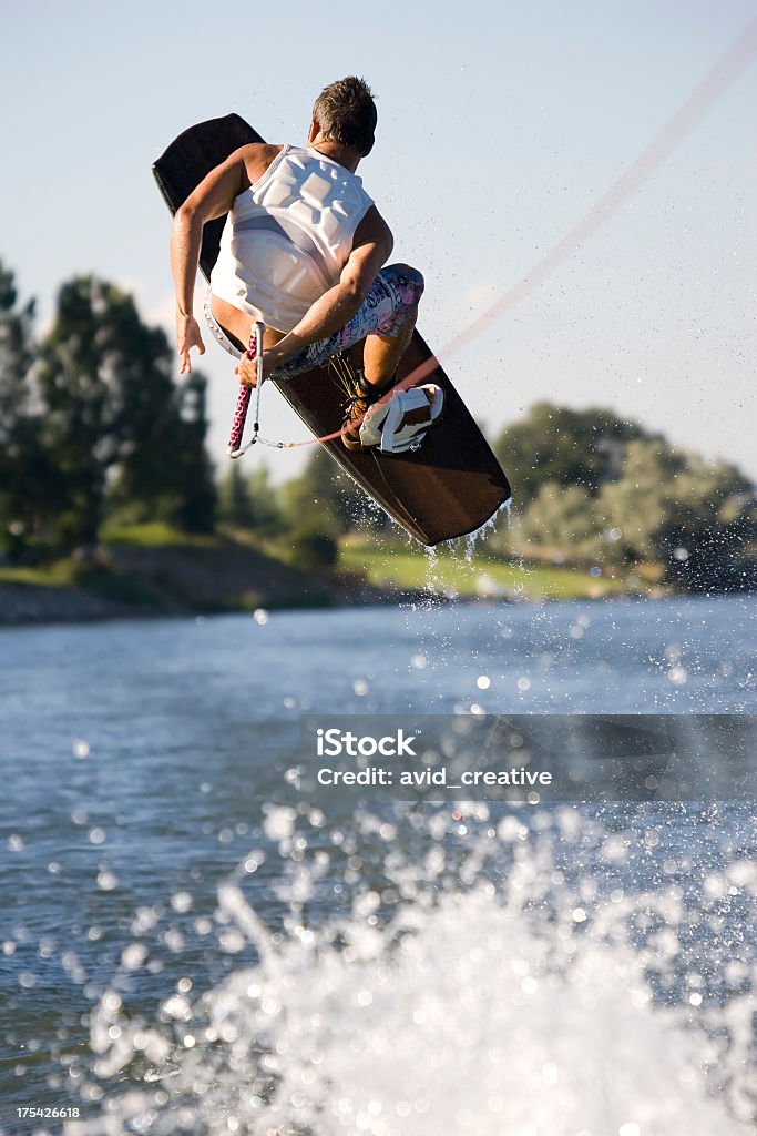 Wakeboarder-на спине - Стоковые фото В воздухе роялти-фри