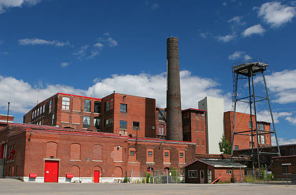 большой и старый кирпич промышленное здание - factory building стоковые фото и изображения