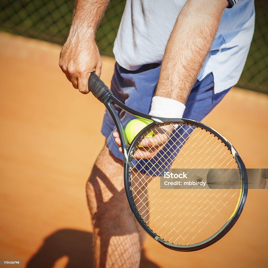Tenis player podawania - Zbiór zdjęć royalty-free (40-44 lata)