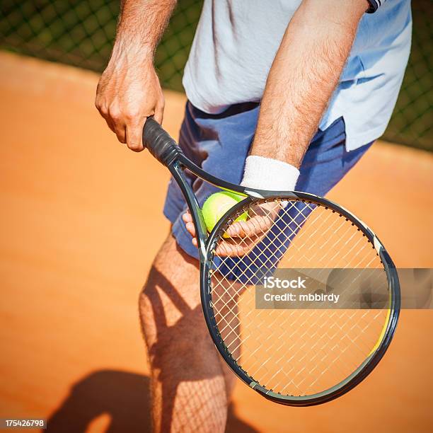 Tenis Player Podawania - zdjęcia stockowe i więcej obrazów 40-44 lata - 40-44 lata, Aktywny tryb życia, Bekhend