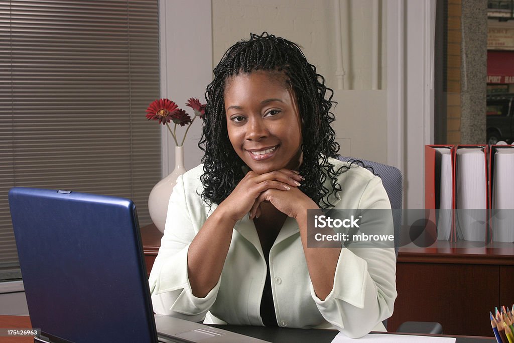 Kobieta z za biurka — poziomo - Zbiór zdjęć royalty-free (Rekrutacja)