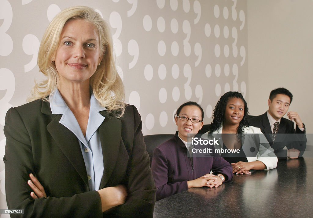 Frau mit ihrem vielfältigen business-team - Lizenzfrei Abmachung Stock-Foto