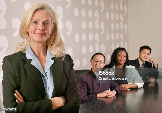 Frau Mit Ihrem Vielfältigen Businessteam Stockfoto und mehr Bilder von Abmachung - Abmachung, Aktiver Senior, Alter Erwachsener