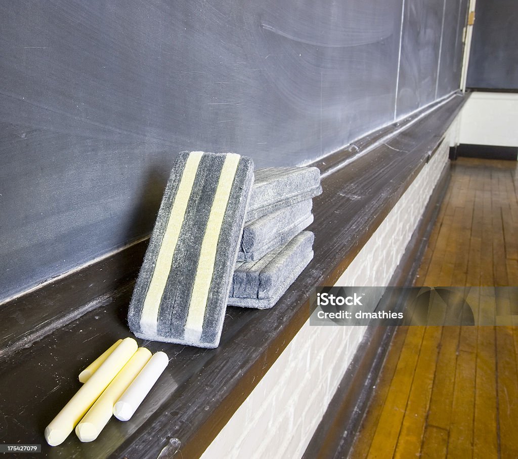 Gesso e gomme in old schoolroom - Foto stock royalty-free di Ambientazione interna