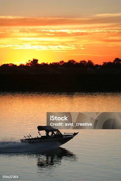 Boot Auf Dem Wasser Bei Sonnenuntergang Stockfoto und mehr Bilder von Abenddämmerung - Abenddämmerung, Bewegung, Bewegungsunschärfe