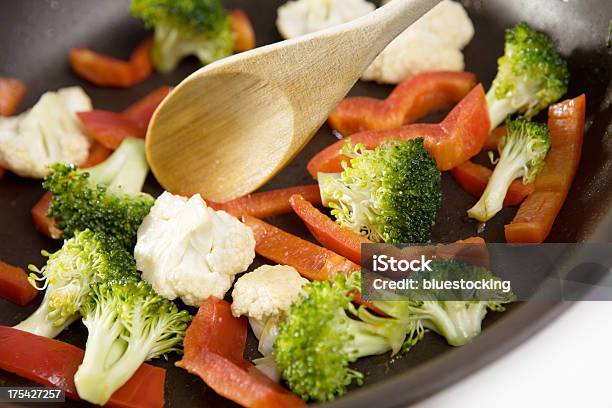 Sauteed Produtos Hortícolas - Fotografias de stock e mais imagens de Alimentação Saudável - Alimentação Saudável, Almoço, Brócolo