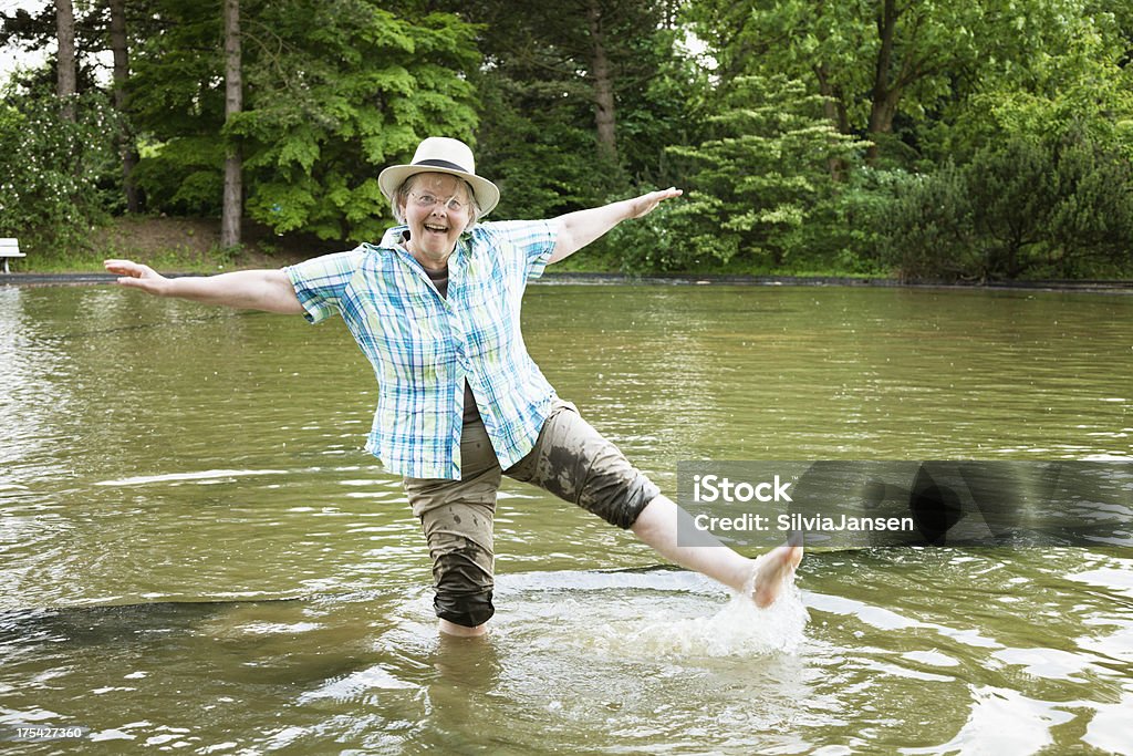 senior Frau Spaß im Sommer in Teich - Lizenzfrei Seniorinnen Stock-Foto