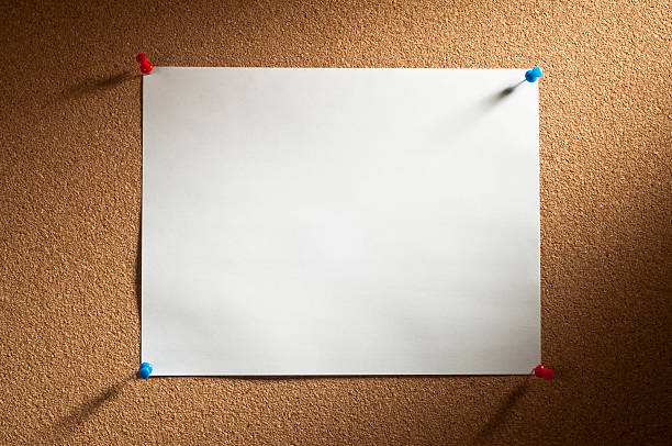 cortiça com papel em branco - adhesive note thumbtack reminder paper imagens e fotografias de stock