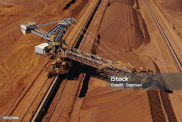 クラッシュ鉱石の鉱区 Reclaimer 収集minesite ます - 鉱業のストックフォトや画像を多数ご用意 - 鉱業, オーストラリア, 鉄鉱石