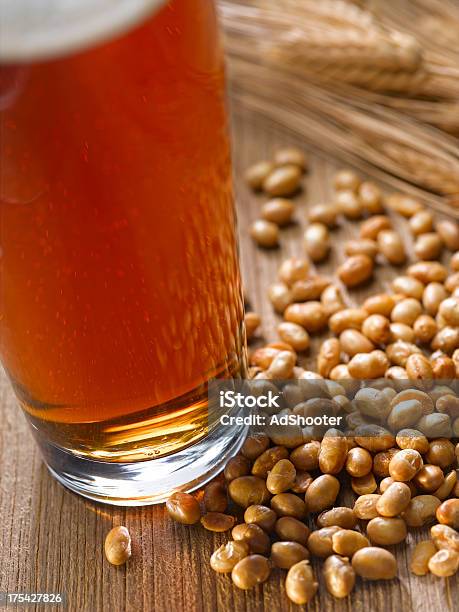 Cerveza Y Tuercas Foto de stock y más banco de imágenes de Bebida - Bebida, Bebida alcohólica, Cerveza