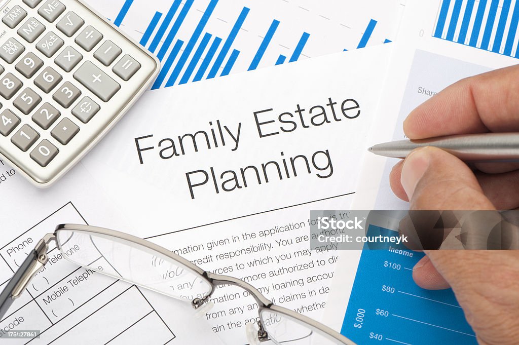 Family Estate planning Dokument mit kleinen hand - Lizenzfrei Familie Stock-Foto